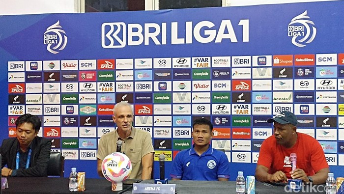Joel Cornelli (dua dari kiri), pelatih Arema FC kini fokus hadapi laga Persebaya pada pekan depan