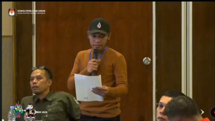 Arif, saksi Paslon Pilbup Banyuwangi nomor urut 2 membacakan surat pernyataan warga soal dugaan cawe-cawe Bawaslu.