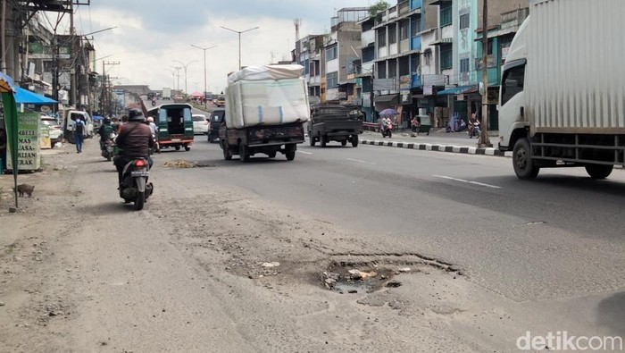 Aspal berlubang di Jalan Pertempuran Medan. (M Hasbi Fauzi/detikSumut)