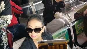 Sebelum masuk ruang sidang, Asri Welas menyempatkan bicara kepada awak media. Dia tampak mengenakan kacamata hitam. Asri dan Galiech kompak memakai baju serba hitam. Foto: Febri/detikpop