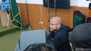 Galiech duduk sendiri, tanpa didampingi kuasa hukum sebagai tergugat. Foto: Febri/detikpop