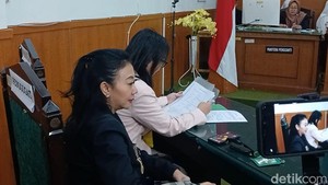 Suasana sendu mulai terasa saat Asri Welas dan Galiech memasuki ruang sidang. Foto: Febri/detikpop
