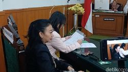 Mata Sembab Asri Welas, Nangis di Dalam Ruang Persidangan Mata Sembab Asri Welas, Nangis di Dalam Ruang Persidangan