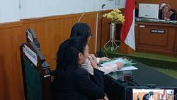 Mata Sembab Asri Welas, Nangis di Dalam Ruang Persidangan