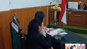 Asri Welas yang duduk di samping kuasa hukumnya tampak menangis. Penari juga model itu terlihat beberapa kali mengusap air matanya dengan tisu. Foto: Febri/detikpop