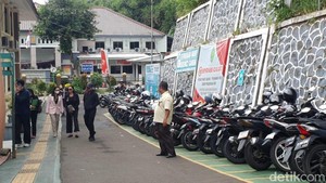 Asri Welas datang bareng dengan Galiech Ridha Rahardja di Pengadilan Agama Depok sekitar pukul 9.50 WIB, Selasa (3/12/2024). Foto: Febri/detikpop