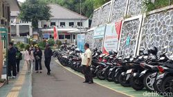 Mata Sembab Asri Welas, Nangis di Dalam Ruang Persidangan Mata Sembab Asri Welas, Nangis di Dalam Ruang Persidangan