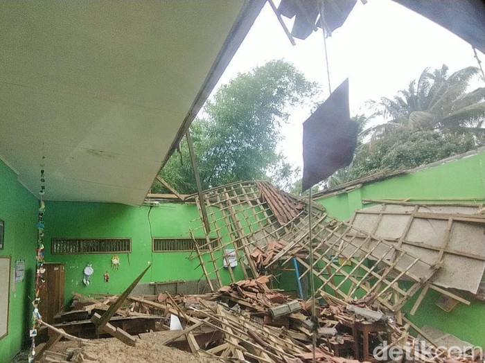 Atap dua ruang kelas SD Cikuning 03 Desa Terlaya, Kecamatan Bantarkawung, Kabupaten Brebes, ambrol. Dipotret Selasa (3/12/2024).