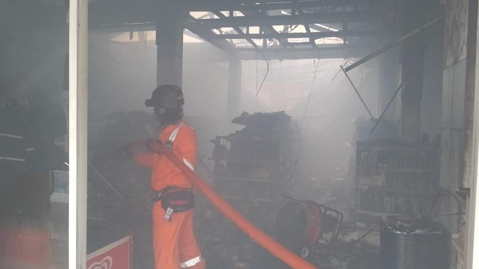 Bangunan minimarket di Bekasi Timur, Kota Bekasi terbakar diduga akibat korsleting. Kerugian diperkirakan sekitar Rp 1,8 miliar. (dok Damkar Kota Bekasi)