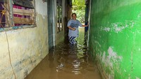Cuaca buruk menyebabkan ratusan rumah di kawasan Rawajati terendam air, dengan ketinggian yang bervariasi mulai dari 50 cm hingga 2,6 meter.  