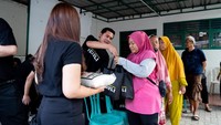 Andrew Susanto, Komisaris Utama Holywings Group sekaligus Ketua Program CSR Holywings Peduli, menunjukkan kepedulian terhadap para korban banjir dengan menyalurkan ratusan paket sembako.   