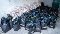 Bantuan sembako ini terdiri dari kebutuhan pokok seperti beras, minyak goreng, mie instan, dan bahan makanan lainnya.  