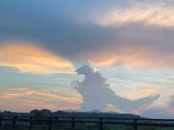 Foto Bentuk Unik Awan yang Bikin Takjub dan Tercengang