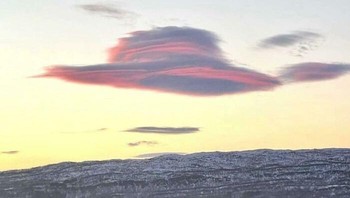 Awan bentuk topi. Foto: Boredpanda