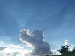 Foto Bentuk Unik Awan yang Bikin Takjub dan Tercengang