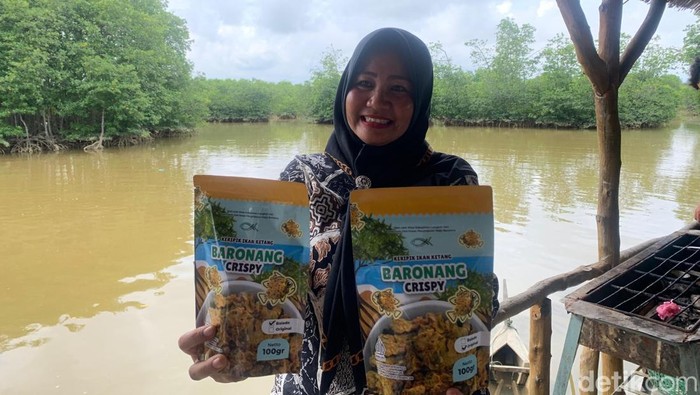 Budidaya mangrove membawa keuntungan bagi warga di Desa Pasar Rawa, Langkat, Sumut. Warga mempunyai pekerjaan baru dengan adanya budidaya mangrove tersebut. (Mulia Budi/detikcom)