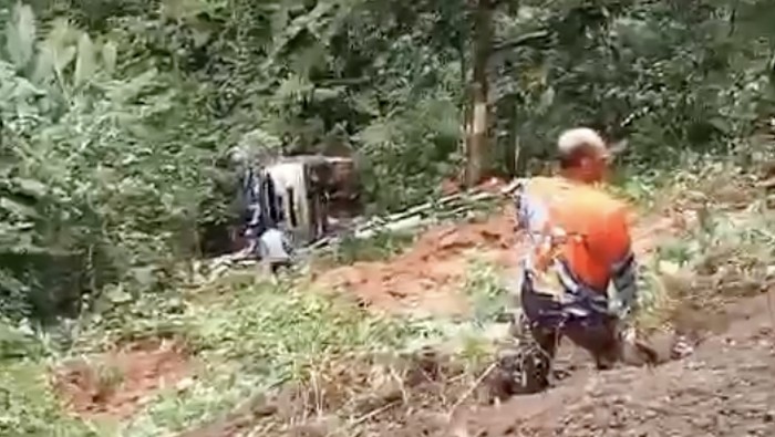 Bus jatuh di jurang Jalan Poros Palopo. Dokumen Istimewa