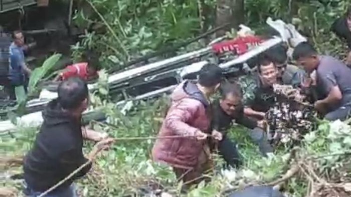 Bus jatuh di jurang Jalan Poros Palopo.