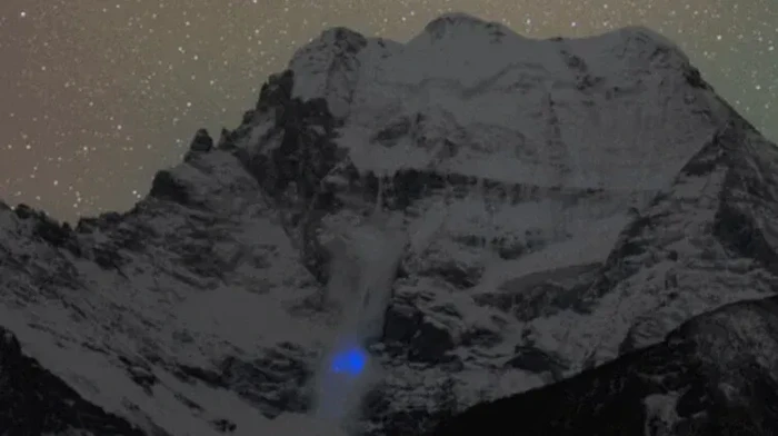 Cahaya Biru Misterius di Longsoran Salju