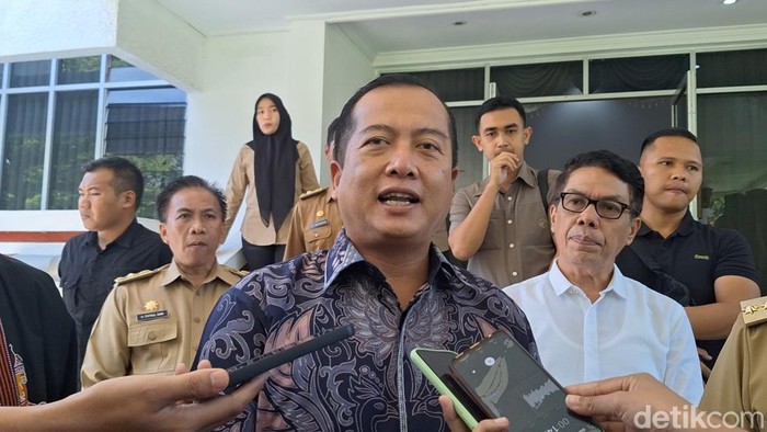 Calon Gubernur Nusa Tenggara Barat (NTB) Lalu Muhammad Iqbal saat diwawancarai di Pendopo Gubernur NTB, Selasa (3/12/2024). (Foto: Nathea Citra/detikBali)