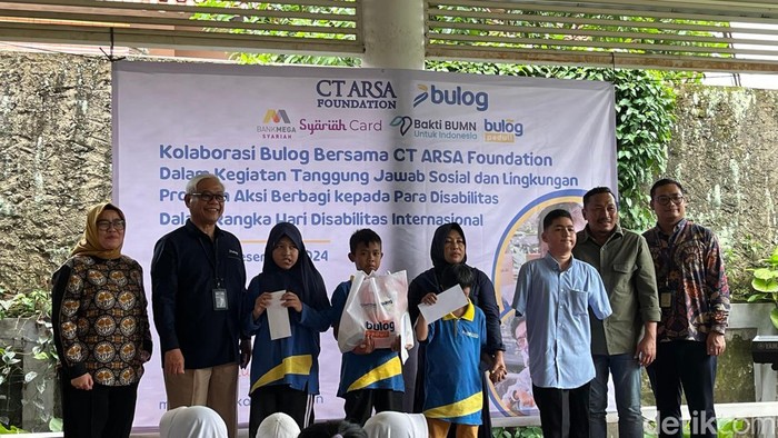 CT ARSA Foundation bersama Bulog berkolaborasi menggelar kegiatan Aksi Berbagi Kepada Disabilitas. Acara tersebut untuk memperingati Hari Disabilitas Internasional. (Diah P/detikcom)