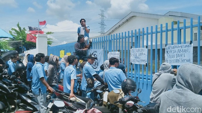 Buruh PT SM di Pedan, Klaten memblokade pintu gerbang pabrik, Selasa (3/12/2024).