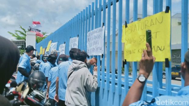 Buruh PT SM di Pedan, Klaten memblokade pintu gerbang pabrik, Selasa (3/12/2024).
