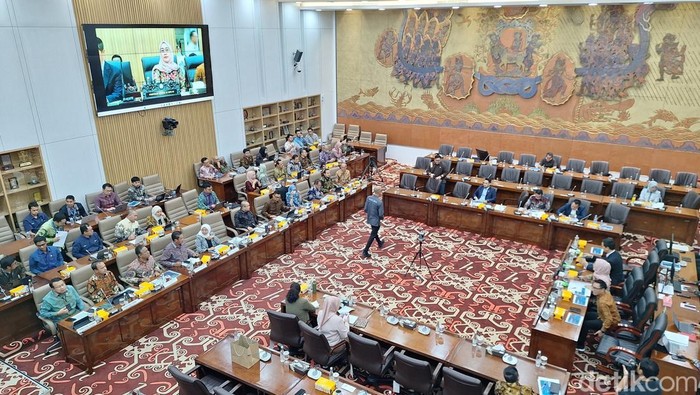 Dirut PLN Darmawan Prasodjo rapat dengan Komisi VI DPR RI