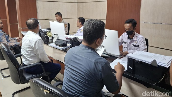 Dokter didampingi kuasa hukumnya melaporkan oknum LSM ke Polda Sumsel