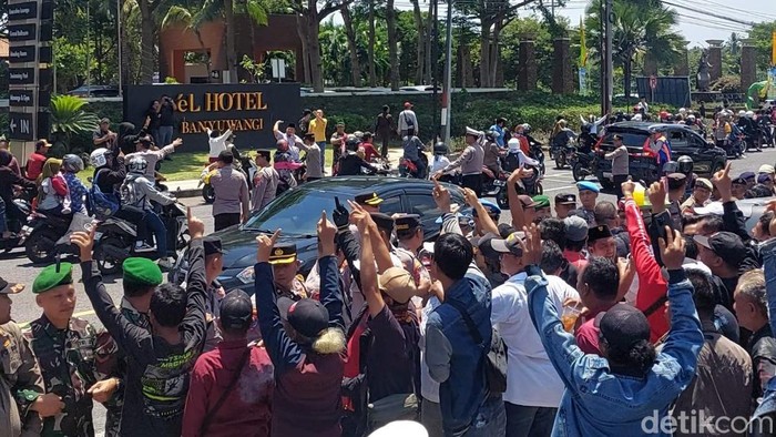 Dua masa aksi pendukung paslon demo rapat pleno rekapitulasi suara Pilbup Banyuwangi tingkat kabupaten di Hotel El Royal.