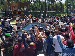 Relawan 2 Paslon Pilbup Banyuwangi Sempat Demo KPU Saat Rekapitulasi