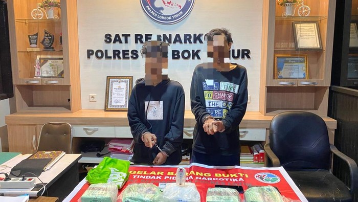 Dua pria berinisial MAK dan H ditahan Satres Narkoba Polres Lombok Timur, NTB, seusai ditangkap saat mengirim sabu-sabu seberat 5,2 kg. (Dok. Polres Lombok Timur)