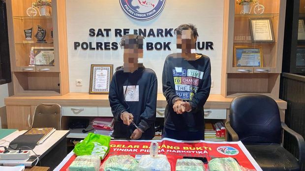 Dua pria berinisial MAK dan H ditahan Satres Narkoba Polres Lombok Timur, NTB, seusai ditangkap saat mengirim sabu-sabu seberat 5,2 kg. (Dok. Polres Lombok Timur)