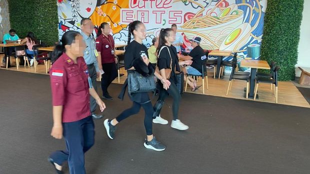 Dua warga negara (WN) Rusia berinisial AT (24) dan KM (22) dideportasi lantaran menjajakan diri dengan menjadi terapis pijat plus-plus selama berada di Bali. (Foto: Istimewa)
