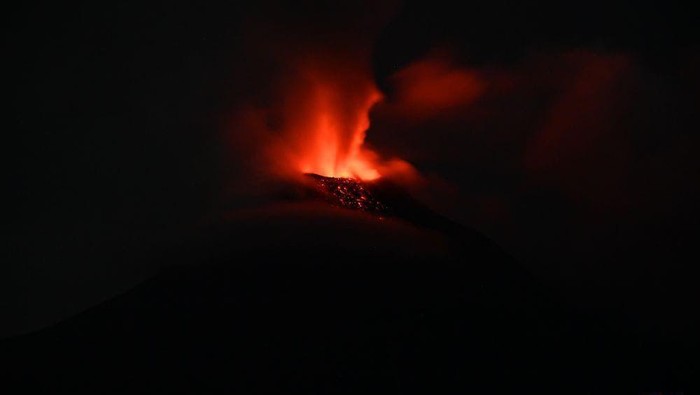 Erupsi Gunung Lewotobi Laki-laki, Selasa (3/12/2024) dini hari. (Dok. PVMBG)