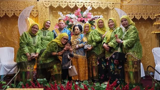 Foto pernikahan pasangan Ramli dan Asri, mendadak viral.