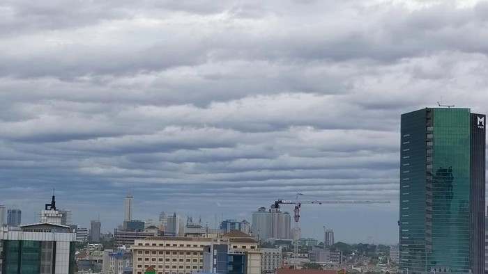 Gulungan awan di langit Jakarta