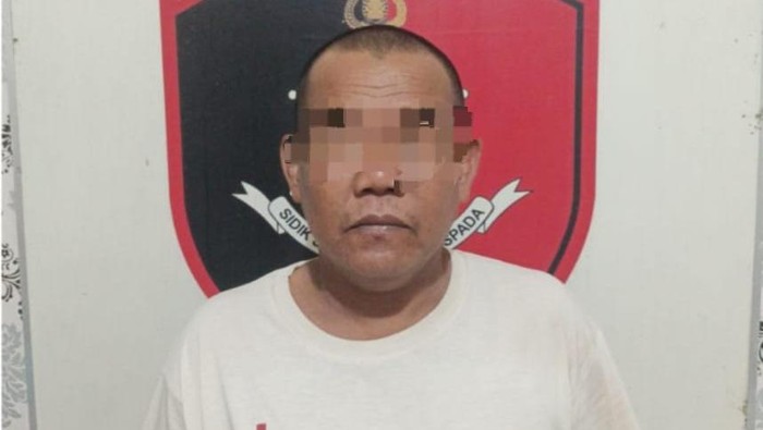 Herlan (52) menganiaya sopir truk yang dipunglinya karena hanya memberi Rp 2 ribu.
