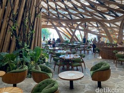 Nongkrong di Beach Club Sambil Nikmati Menara Artistik di Pantai Nyanyi Bali