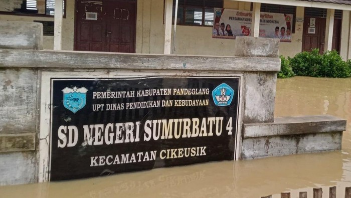 Hujan deras dengan intensitas tinggi masih mengguyur wilayah Kabupaten Pandeglang, Banten mengakibatkan banjir di 13 kecamatan. Ada 315 keluarga terdampak. (dok Istimewa)