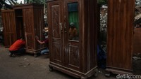 Pekerjaan Slamet dan beberapa pekerja lainnya menjadi penting karena ukiran di kayu ini menjadi nilai tambah. Mereka melakukannya secara manual, diperlukan ketelitian dan keahlian khusus untuk mengerjakannya.