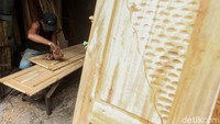 Slamet (62) menyelesaikan ukiran pintu di Kawasan Klender, Jakarta Timur, Selasa (3/12/2024).