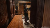Untuk membeli lemari dengan bahan kayu jati dengan dua pintu ini dikenakan biaya Rp 3 juta.