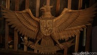 Selain lemari ada pula lambang negara garuda yang terbuat dari kayu jati.