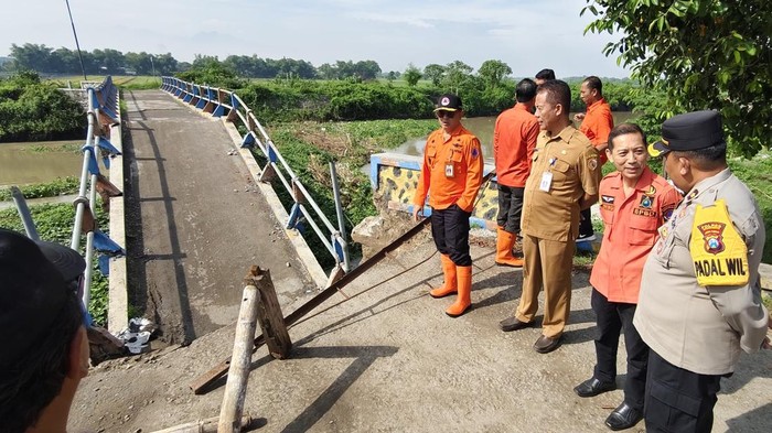 Jembatan Antardesa Sepanjang 30 Meter di Mojokerto Putus