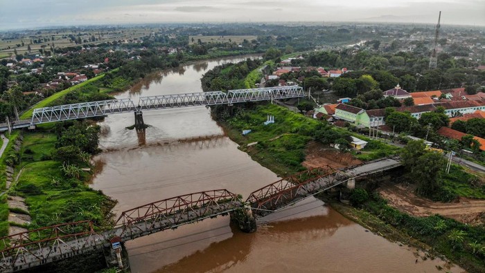 Foto udara kondisi jembatan rusak di Kertosono, Nganjuk, Jawa Timur, Selasa (3/12/2024).Jembatan peninggalan Belanda yang menjadi alternatif penghubung tiga kabupaten yakni Kabupaten Nganjuk, Kabupaten Jombang, serta Kabupaten Kediri itu kini kondisinya rusak berat dan telah ditutup total sejak tahun 2018. ANTARA FOTO/Muhammad Mada/foc.