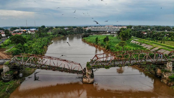 Jembatan lama Kertosono di Nganjuk rusak Foto udara kondisi jembatan rusak di Kertosono, Nganjuk, Jawa Timur, Selasa (3/12/2024).Jembatan peninggalan Belanda yang menjadi alternatif penghubung tiga kabupaten yakni Kabupaten Nganjuk, Kabupaten Jombang, serta Kabupaten Kediri itu kini kondisinya rusak berat dan telah ditutup total sejak tahun 2018. ANTARA FOTO/Muhammad Mada/foc.