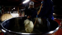 Pembuatan sake tradisional adalah teknik kuno untuk memfermentasi beras dan bahan-bahan lainnya menggunakan cetakan koji. 