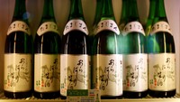 Botol sake merek Tamajiman yang diproduksi oleh Ishikawa Shuzou, atau Pabrik Bir Ishikawa di toko penjualan pabrik tersebut di Fussa. 