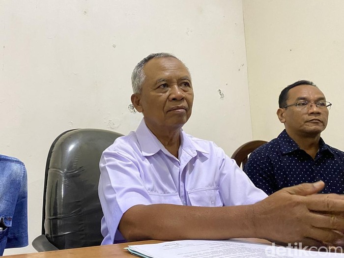 Juru bicara keluarga Gamma siswa SMKN 4 Semarang yang tewas ditembak polisi, Subambang, di Kota Semarang, Selasa (3/12/2024).